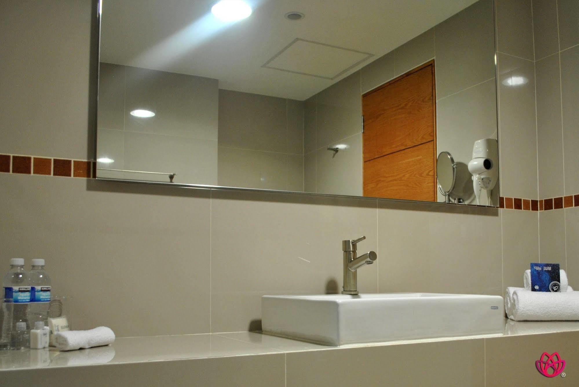 Hotel Y Tu Expo グアダラハラ エクステリア 写真