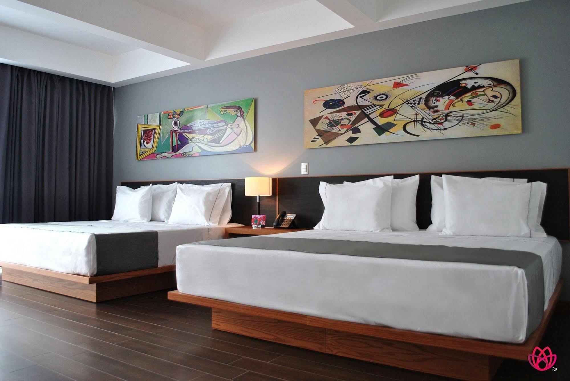 Hotel Y Tu Expo グアダラハラ エクステリア 写真